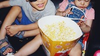 Nonton film pastinya lebih seru sambil makan popcorn. Eits! Popcornya harus banyak dong biar nggak bete. Foto: Instagram zrofficial