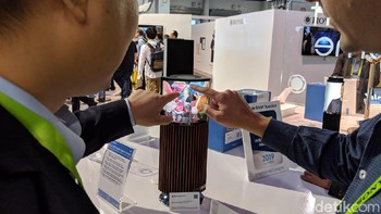 Pengunjung menjajal layar lengkung di speaker. (Foto: Adi Fida Rahman/detikINET)