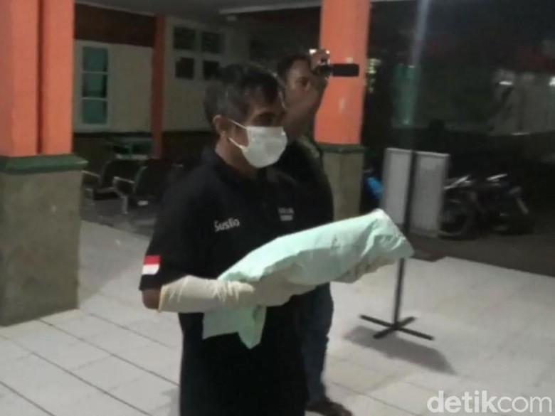 Sulitnya Evakuasi Bayi yang Dibuang Pelajar, Kloset Harus Dibongkar Sulitnya Evakuasi Bayi yang Dibuang Pelajar, Kloset Harus Dibongkar