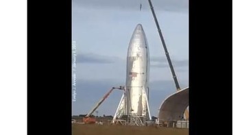 Evelyn menyebut roket Starship ini masih berupa prototipe. Elon Musk pun juga menyebutnya sebagai roket uji coba. Foto: Twitter/JaneidyEve