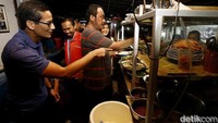 Tahun 2016 lalu, usai menunaikan salat Dzuhur, Sandiaga Uno bersama istri mampir menyantap makan siang di Warung Tegal yang terletak dekat masjid Sunda Kelapa. Ia terlihat menunjuk dan memilih lauk yang diinginkan. Foto: detikcom  