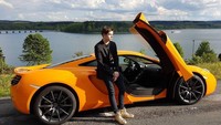 Dalam Instagramnya, dia sering pamer kekayaan seperti mobil sport, tumpukan uang, keliling dengan helikopter, barang-barang branded dan lainnya. (niklas_heinze/Instagram)