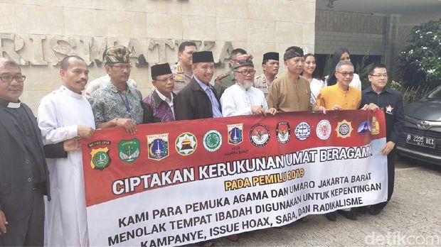 Pemasangan spanduk di Gereja Pantekosta Kharismatika