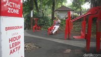 Taman ini dilengkapi arena olahraga, salah seorang warga tengah menggunakan alat olahraga. Dari empat alat, satu alat terlihat sudah rusak.