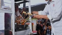 Kapan lagi bisa melihat presiden jajan cilok di penjual gerobakan? Kali ini Jokowi terlihat asyik berburu jajanan kaki lima termasuk cilok hingga bakso. Foto: Istimewa