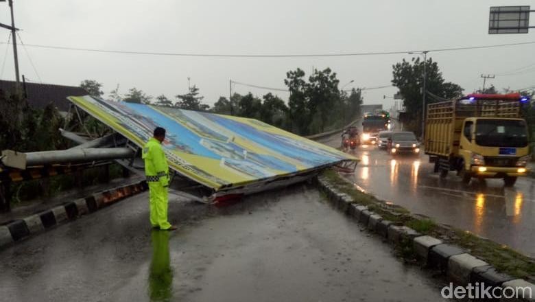 Baliho Roboh Tutup Jalan, Jalur Mengkreng Kediri Macet Baliho Roboh Tutup Jalan, Jalur Mengkreng Kediri Macet