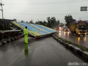 Baliho Roboh Tutup Jalan, Jalur Mengkreng Kediri Macet