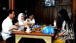 Potret Kesederhanaan Jokowi dan Keluarga Saat Kulineran Enak