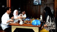 Berkunjung ke Cirebon bersama Jokowi, Iriana sempat makan bersama dengan warga Cirebon yang beruntung. Ia juga berbincang santai dengan anak-anak yang duduk di sampingnya. Foto: detikcom