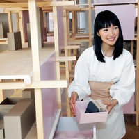 Sampai suatu hari Marie mendapat sebuah wahyu. Aku selalu terobsesi dengan apa yang bisa aku buang. Suatu hari aku pernah seperti mengalami nerveous breakdown dan pingsan. Aku tidak sadarkan diri selama dua jam. Ketika aku bangun, aku mendengar suara misterius seperti dewa merapikan menyuruhkan untuk melihat lebih dekat. Dan aku sadar kesalahanku, aku hanya mencari barang untuk dibuang. Apa yang harus aku lakukan adalah mencari apa yang ingin aku simpan. Mengidentifikasi apa yang membuatmu bahagia, itulah pekerjaan merapikan, kata Marie. Foto: Istimewa