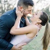 Tim dan Demi mulai menjalin hubungan di tahun 2017, saat Demi masih menjabat sebagai Miss Universe 2017. Tim pun ternyata tak asing dengan kontes kecantikan dunia seperti Miss Universe, karena sebelumnya ia pernah mengencani Olivia Culpo, Miss Universe 2012. Keduanya pernah berkencan di tahun 2015. Foto: Dok. Kelly Braman Photography