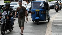 Aksi tak tertib berlalu-lintas itu tentunya akan mengganggu kenyamanan pejalan kaki disekitar kawasan Gambir tersebut.