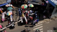 Namun hingga kini para PKL nampak masih kucing-kucingan berdagang di trotoar.
