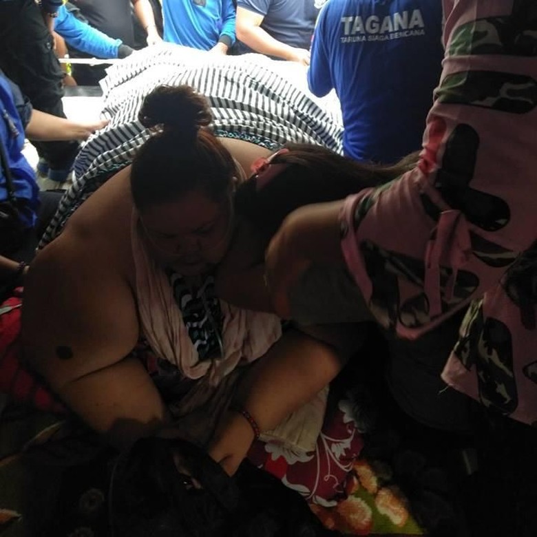 Jebol Jendela, 20 Petugas Damkar Tandu Evakuasi Wanita 350 Kg Jebol Jendela, 20 Petugas Damkar Tandu Evakuasi Wanita 350 Kg