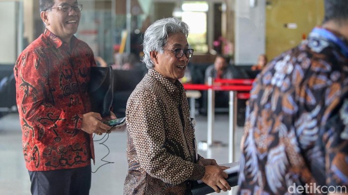 Kepala SKK Migas, Dwi Soetjipto tiba di gedung KPK, Jakarta, Jumat (11/1/2019). Kehadirannya untuk beraudiensi dengan pimpinan KPK terkait strategi pencegahan korupsi di lembaga yang ia pimpin.