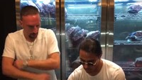 Januari lalu, veteran Bayern, Franck Ribery menyambangi Nurst-Et Dubai. Ia melahap menu baru yakni berupa tomahawk ribeye lapis emas 24 karat. Foto: Instagram nust_et