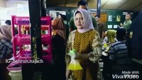 Ibu Iriana memang menjadi sosok yang sederhana. Ia tak canggung menenteng minuman setelah menikmati makanan di sebuah warung. Salut dengan Bu Iriana! Foto: Instagram@bahrun.najach
