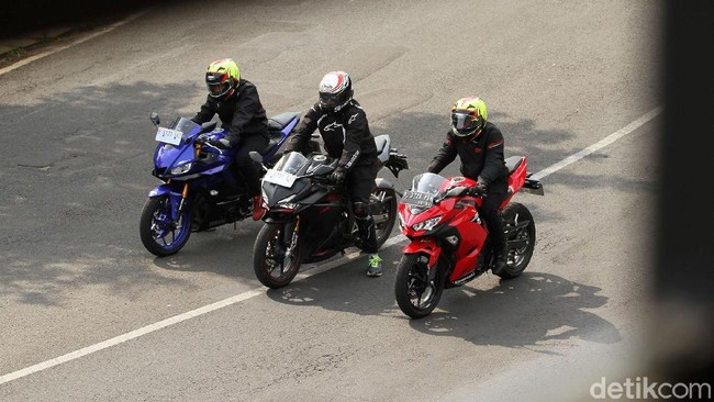 Membandingkan Ninja 250, CBR250RR dan R25, Enakan Mana?