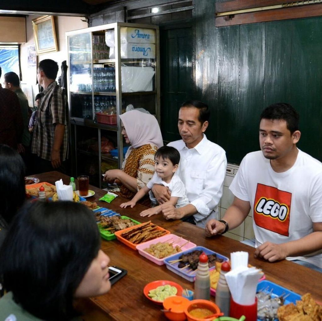 Potret Kesederhanaan Jokowi dan Keluarga Saat Kulineran Enak