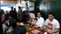 Difoto ini terlihat Jokowi, Iriana dan seluruh keluarga besarnya mampir ke salah satu warung soto kesukaannya di Solo. Menikmati soto Gading dengan aneka sate yang enak. Foto: Foto: Biro Pers Setpres