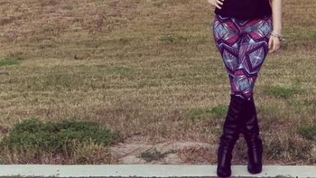 Selain itu, sosok perempuan bernama Evelyn Janeidy Arevalo juga membagikan potret dirinya yang sedang berada di depan roket Starship. Foto: Twitter/JaneidyEve