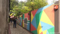 Selain tampil fresh, suasana di kampung ini juga tergolong adem dan bersih. Jalanan sekeliling rumah warga sudah dipasang paving block (Agus Setyadi/detikTravel)