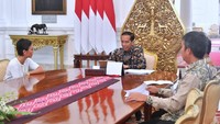 Pertemuan berlangsung sejak pukul 11.00 hingga 11.30 WIB. Dalam pertemuan tersebut, Presiden didampingi Kepala Staf Kepresidenan Moeldoko.