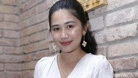 Ia berperan sebagai Retha, salah satu wanita yang suka kepada Maxime. Pool/Palevi S/detikFoto.