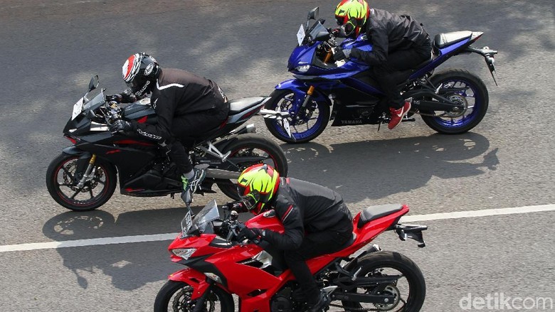 Adu Kenceng Motor Sport 250 cc Segmen sport fairing 250 cc semakin lengkap setelah kehadiran Yamaha New YZF-R25 yang menemani Kawasaki New Ninja 250 dan Honda All New CBR250RR. Yuk kita adu.