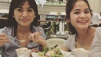 Wanita berusia 27 tahun ini punya hubungan yang akrab dan dekat dengan sang kakak. Ngumpul bareng ditemani salad, kue, dan kopi jadi cara Juwita dan Acha untuk menghabiskan waktu bersama. Foto: Instagram @jmaritsas