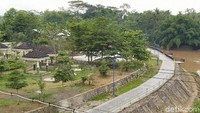 Taman yang terletak di pinggir Sungai Citanduy ini memiliki ruang yang menjorok ke sungai. Ruang yang bentuknya hampir satu bulatan ini fungsinya untuk masyarakat yang ingin berfoto-foto (Dadang Hermansyah/detikTravel)