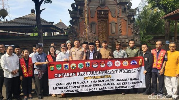 Pemasangan spanduk di Pura Candra Prabha