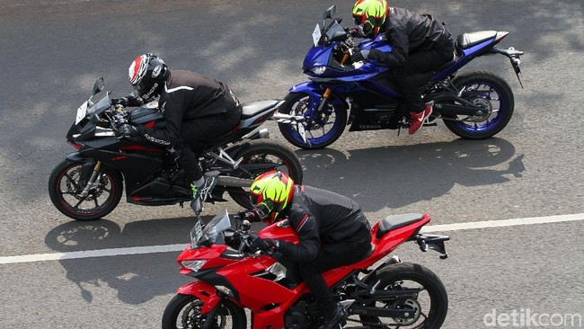 3 motor sport 250 cc, Honda CBR250RR, Kawasaki Ninja 250 dan Yamaha R25 Foto: Rifkianto Nugroho 3 motor sport 250 cc, Honda CBR250RR, Kawasaki Ninja 250 dan Yamaha R25 Foto: Rifkianto Nugroho