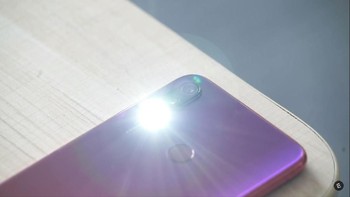 Tak ketinggalan tentunya ada flash LED yang ditempatkan di bawah kamera. Foto: YouTube/Everything in one