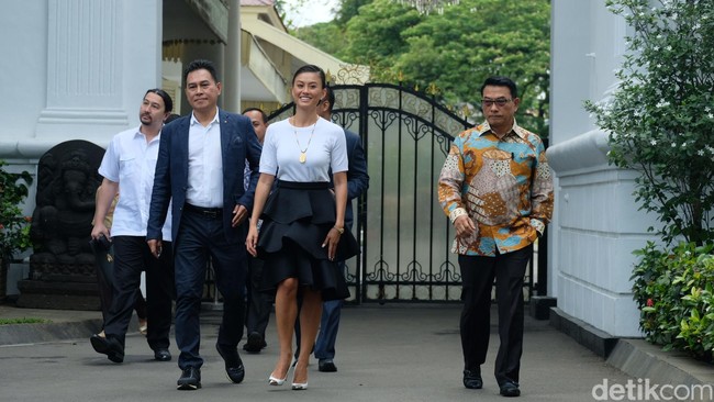 Untuk alas kaki, penyanyi yang kini meniti kariernya di Amerika Serikat tersebut memilih pointy heels putih dengan aksen silver di ujungnya. Sepatu tersebut datang dari brand Louis Vuitton seharga Rp 17 jutaan. Foto: Andhika Prasetia/detikcom