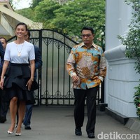 Untuk alas kaki, penyanyi yang kini meniti kariernya di Amerika Serikat tersebut memilih pointy heels putih dengan aksen silver di ujungnya. Sepatu tersebut datang dari brand Louis Vuitton seharga Rp 17 jutaan. Foto: Andhika Prasetia/detikcom