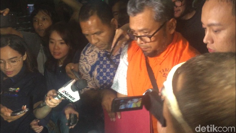 KPK Tahan 2 Eks Anggota DPRD Sumut Tersangka Suap KPK Tahan 2 Eks Anggota DPRD Sumut Tersangka Suap