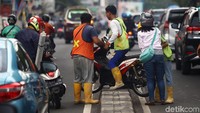 Polisi melakukan razia di Jalan Margonda Raya, Depok, Jumat (11/1).