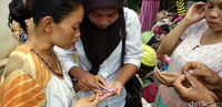 Haru, Korban Selamat Longsor Kampung Adat Temukan Foto Keluarganya