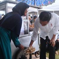 Lihat Asyiknya Presiden Jokowi Saat Jajan Cilok dan Pempek
