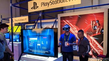 Pengunjung bisa bermain PlayStation VR. (Foto: Adi Fida Rahman/detikINET)