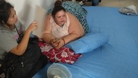 Tampak Titi rebahan di lantai RSUD menunggu kamar siap. Titi ditaksir berat badannya 350 kg.