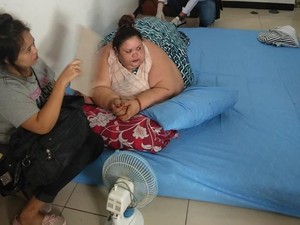 Senangnya, Titi Wati 220 Kg Sudah Bisa Berdiri Sendiri