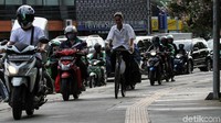 Beginilah penampakan Iring-iringan pengendara sepeda motor yang menerobos jalur pejalan kaki.