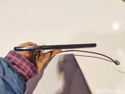 Aksi Ponsel Layar Lipat Pertama Sejagat