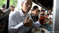 Bulan April tahun 2012, saat Presiden Jokowi mencalonkan diri sebagai Gubernur DKI Jakarta ia mampir ke sebuah warteg di dekat Masjid Sunda Kelapa. Jokowi menghabiskan seluruh makanannya dan menikmati segelas teh hangat. Foto: detikcom  