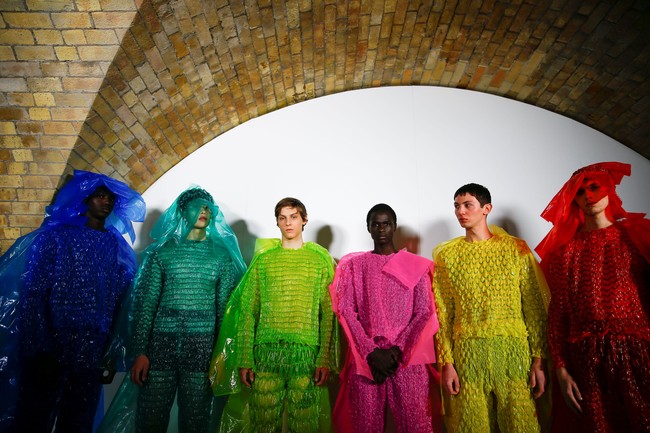 Setelan atasan dan celana dari bubble wrap datang dengan berbagai warna cerah nan elektrik. Seperti merah, kuning, toska, fuschia juga biru. Foto: REUTERS/Henry Nicholls