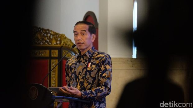 Presiden Jokowi bersilaturahmi dengan Persatuan Guru Seluruh Indonesia (PGSI). Jokowi kaget mendengar masih banyak guru yang bergaji rendah