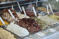 Toko Es Krim Ini Didenda Rp. 32 Juta Karena Beri Harga Mahal Untuk Turis Asing