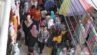 Sebagian pedagang mengaku tak kebagian lapak di skybride, sehingga mau tak mau mereka menggelar lapak kembali di trotoar.